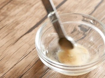 step4: 把水和鰹魚素拌勻備用。