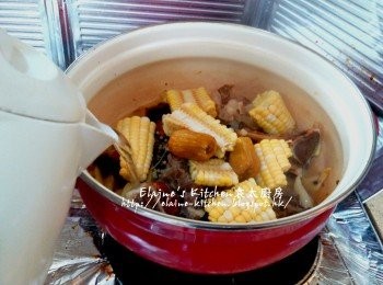 step5: 加入黑白胡椒粒 , 粟米 , 蜜棗及熱水 , 先用中火煲15分鐘