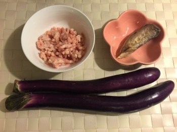 step1: 茄子切條，肉碎用調味料醃好，馬友先煎一煎備用；