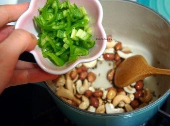 step10: 加入綠色辣椒，紅色辣椒也可以。