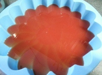 step7: 倒入模上，再放入雪櫃雪凍一至兩小時