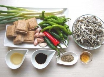 step1: 準備所有材料,丁香小魚乾用水清洗瀝乾備用。