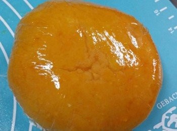 step9: 包上保鮮紙後，放入雪櫃一晚