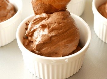 step6: 把慕絲放到杯中，冷藏(4℃)1小時以上。