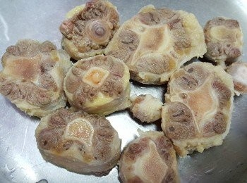 step2: 先將牛尾汆水，抹乾備用。