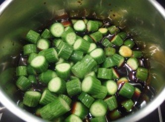 step4: 煮到糖都融化後，將所有小黃瓜片倒入醬汁裡開中大火煮滾(過程約3分鐘),煮的時候用大湯匙攪拌讓每片小黃瓜都沾到醬汁。