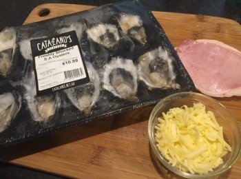 step1: 1.  預熱焗爐 180c
2.  將生蠔放好係焗盤
3.  煙肉切細粒 (好似紅豆咁上下大就啱), 跟住中小火慢慢煎香佢，有香味同轉色就可以熄火