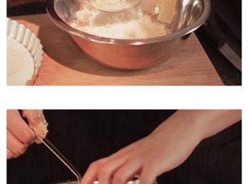 step1: 先將牛油糖霜及麵粉搓勻成粉團壓平冷藏至硬身放入果撻模上去多餘的邊皮揑走用义拮小孔用重石格著牛油紙壓實批皮用220度火焗10分鐘