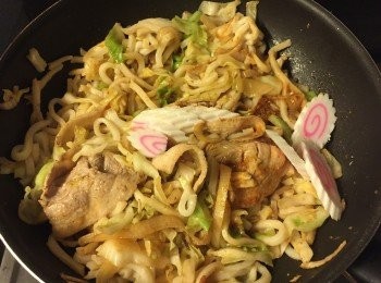 step8: 落沙嗲醬和鳴門卷炒勻