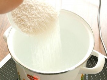 step1: 煮滾一鍋水，下西米，蓋著以中大火煮約 12 分鐘，然後關火，保持蓋著焗 5 分鐘。