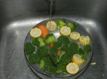 step4: 洗好後再用清水沖淨就可以囉！輕輕鬆鬆洗淨蔬果！