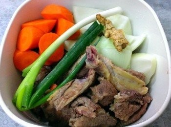 step2: 蕃茄川湯去皮~牛腩切大塊川燙~全部放入鍋內!