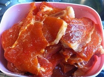 step1: 豬排切小塊，備用。