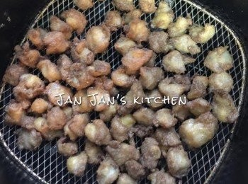 step6: 續焗7-8分鐘至熟即可，其間需搖勻使之每面受熱均勻。如不用氣炸鍋可以直接用鑊炸熟。