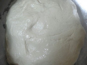 step4: 再大力搓麵糰約10分鐘，麵糰會變軟。將麵糰放入塗滿油的碗內，用保鮮紙封口，讓麵糰發酵一至兩小時至麵糰脹大一倍