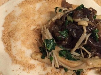 step4: 拿2-3塊春卷皮疊起，放上一茶匙黃豆糖粉，再放上配料，捲起即可