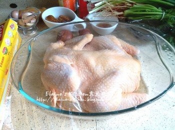 step2: 將雞洗淨抹乾水份後用鹽 , 酒拌勻蓋上保鮮紙靜待1小時