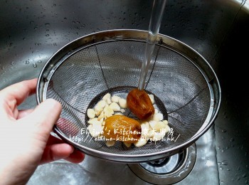 step4: <a href="https://bit.ly/3kLFTWO" target="_blank" data-keyword="雞腳" class="guide-link"><strong>雞腳</strong></a> <span style="display:inline-block;vertical-align:middle;margin-top:-3px;color:initial;border-radius:3px;padding:2px 3px;font-size:12px;line-height:14px;background:#87d300;color:#fff;">即買</span> 放入大碗內加入冰水浸過面30分鐘 , 蜜棗 , 南北杏用水沖洗及瀝乾