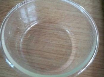 step6: 裝年糕的容器倒一湯匙油 , 把整個玻璃碗掃油  , 蒸好後會容易脫模
