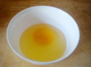 step1: 先將雞蛋磕在碗裡，不要攪動。