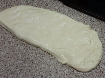 step4: 將麵糰分成兩份，用手輕壓麵糰排氣