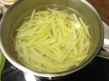 step2: 浸盬水10分鐘，去澱粉質。