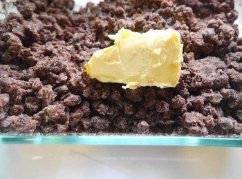 step3: *稍微放凉後，但還有微溫時放入奶油拌勻增加綿密感~