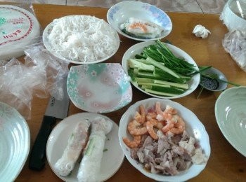 step1: 把越式米粉燙過備用,蝦.豬肉也要燙過