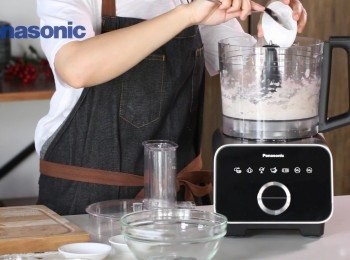 step3: 加入生粉，鹽，砂糖，胡椒粉，麻油及蛋白以M2 模式攪勻後取出，用手擠出蝦丸。