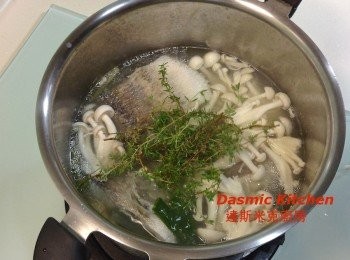 step4: 掀開蓋子，加入美白菇、 新鮮百里香， 續煮約30秒