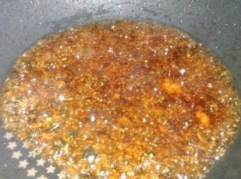 step2: 用1大匙熱油，將砂糖滾煮到微微變黃白色，再倒入太白粉水，此時會結塊再用筷子慢慢攪拌至均勻融化，然後倒入醬油膏攪拌滾煮一下