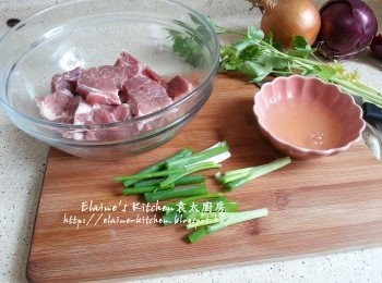 step1: 豬扒拍鬆兩面後切細件放入大碗內 , 雞蛋打出蛋白留起 , 蔥切段 , 青椒去籽切條