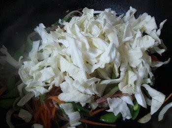 step4: 再加入高麗菜炒軟