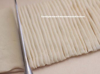 step3: 6. 切成一條條粗約6毫米粗的麵糰。