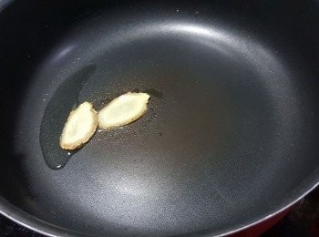 step5: 用少許油起鑊，先爆香2片薑