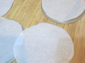 step3: － 烘焙紙先用模底畫圓，剪裁後，先用一點點牛油抹在模底，再墊上烘焙紙