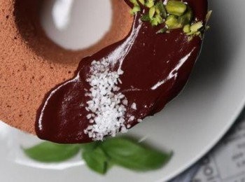 step9: 可抹上一點甘納許做裝飾，珍珠糖、開心果、榛果都是不錯的小點綴。