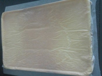 step7: 枱鋪一張牛油紙,將蛋糕反轉。