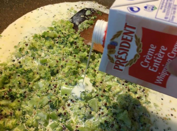 step4: 跟住倒入淡忌廉, 並加鹽、黑胡椒來調味