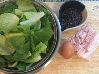 step1: 美生菜洗淨切塊，並用可飲用水洗淨2次瀝乾，放冰箱冷藏。培根切大丁。 調好紅酒醋油蔥醬備用。