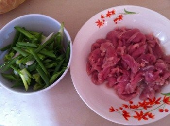 step1: 梅肉切片，蔥切條。待用