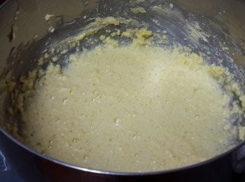step2: 逐次下一 顆蛋拌勻
