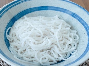 step1: 先煮熟米線，再用開水沖一沖，瀝乾水份，放入碗內備用