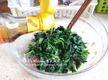 step4: 再加入薑蓉連薑汁 , 京蔥碎及菠菜 , 少許麻油拌勻