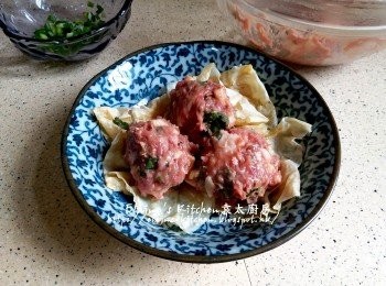 step10: 將浸好的腐皮盛起瀝乾水份放上碟 , 牛肉用手唧成球狀放在腐皮上