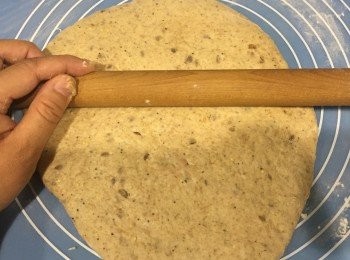 step3: 用棒略略壓下排氣。