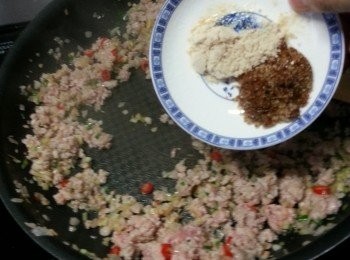 step5: 加入雞粉及砂糖調味