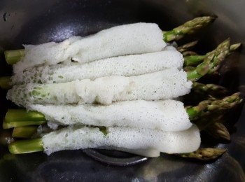 step3: 將竹笙穿起蘆筍待用