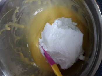 step5: 將1/3蛋白加入蛋黃糊中用拌切法拌勻;