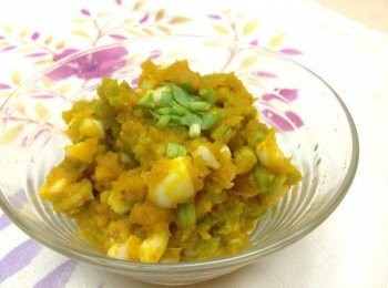 step2: 透抽切細丁川燙後沖涼南瓜搗成泥，芹菜切細末，3種<span class="group_1">食材</span>拌勻，義大利香料、玫瑰塩調味